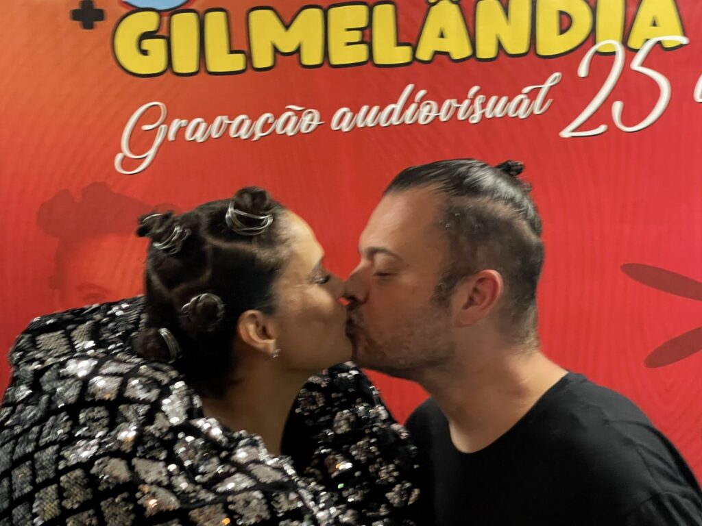 Gilmelândia ganha beijão do marido antes do show de comemoração dos 25 anos de carreira