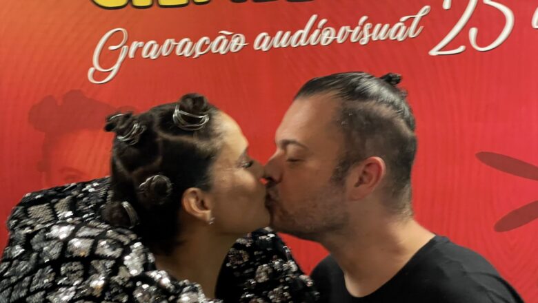 Gilmelândia ganha beijão do marido antes do show de comemoração dos 25 anos de carreira