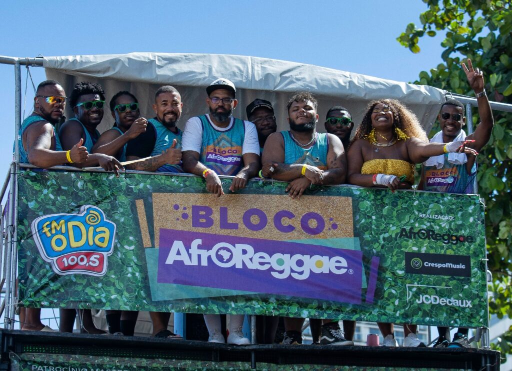 O Bloco AfroReggae carrega milhares de foliões na praia de Copacabana, e presta homenagem ao rei do funk Mc Marcinho