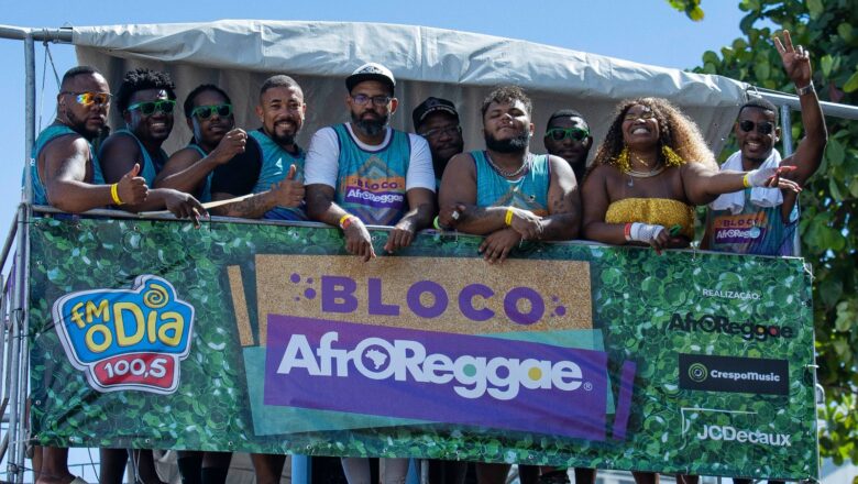 O Bloco AfroReggae carrega milhares de foliões na praia de Copacabana, e presta homenagem ao rei do funk Mc Marcinho