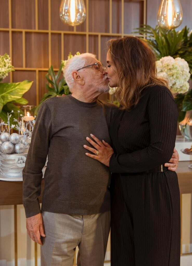 Carlos Alberto de Nóbrega comemora 88 anos em grande estilo e ganha beijão da esposa Dra. Renata de Nóbrega