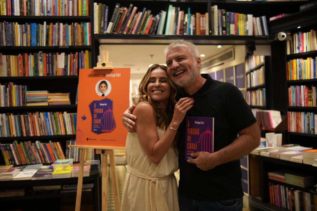 Atriz Monique Curi recebe famosos em noite de autógrafo do seu primeiro livro