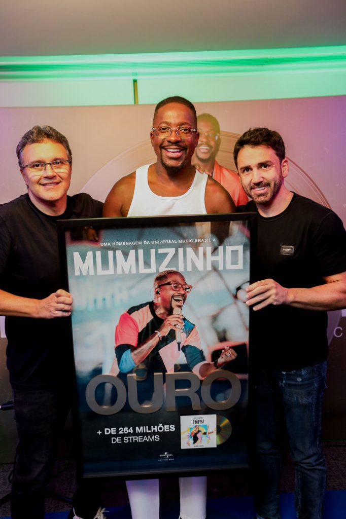 Mumuzinho recebe disco de ouro e renova contrato com Universal Music Brasil