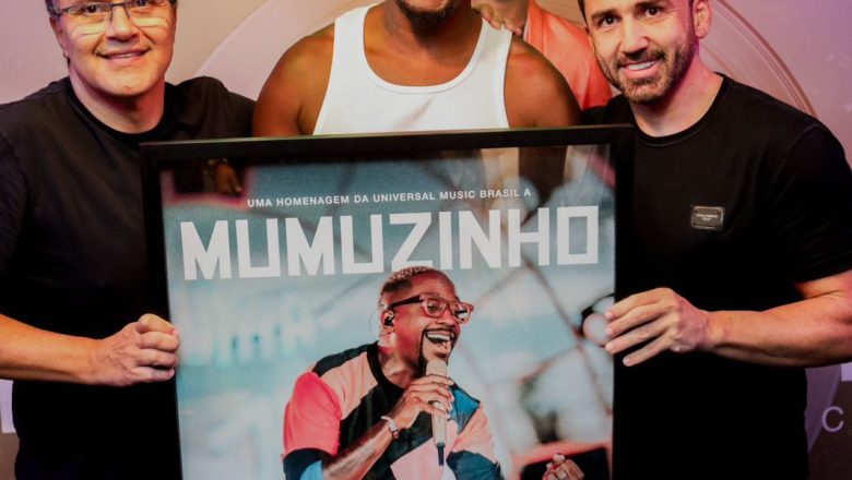 Mumuzinho recebe disco de ouro e renova contrato com Universal Music Brasil