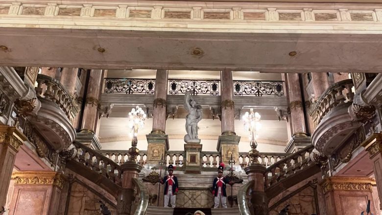 Jornalista Claudia Cataldi Prestigia Espetáculo no Teatro Municipal do Rio de Janeiro ao Lado de Filhos