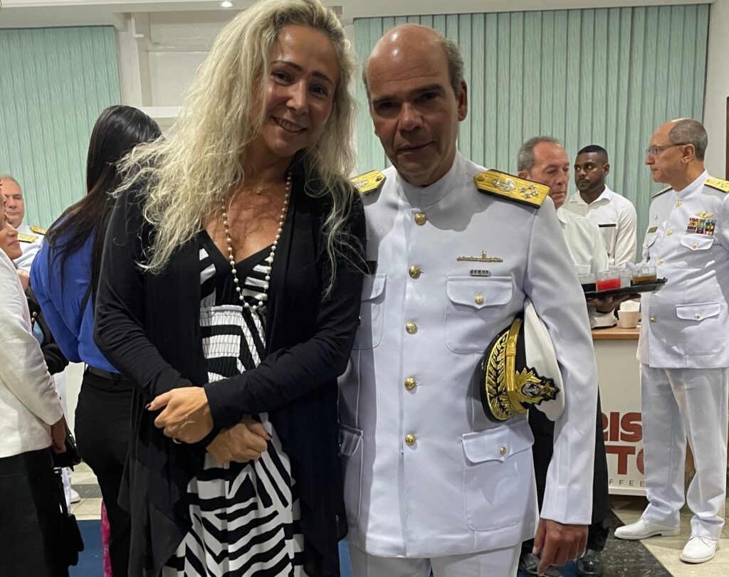 Apresentadora Claudia Cataldi prestigia formatura da Marinha do Brasil