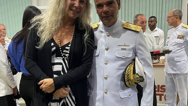 Apresentadora Claudia Cataldi prestigia formatura da Marinha do Brasil