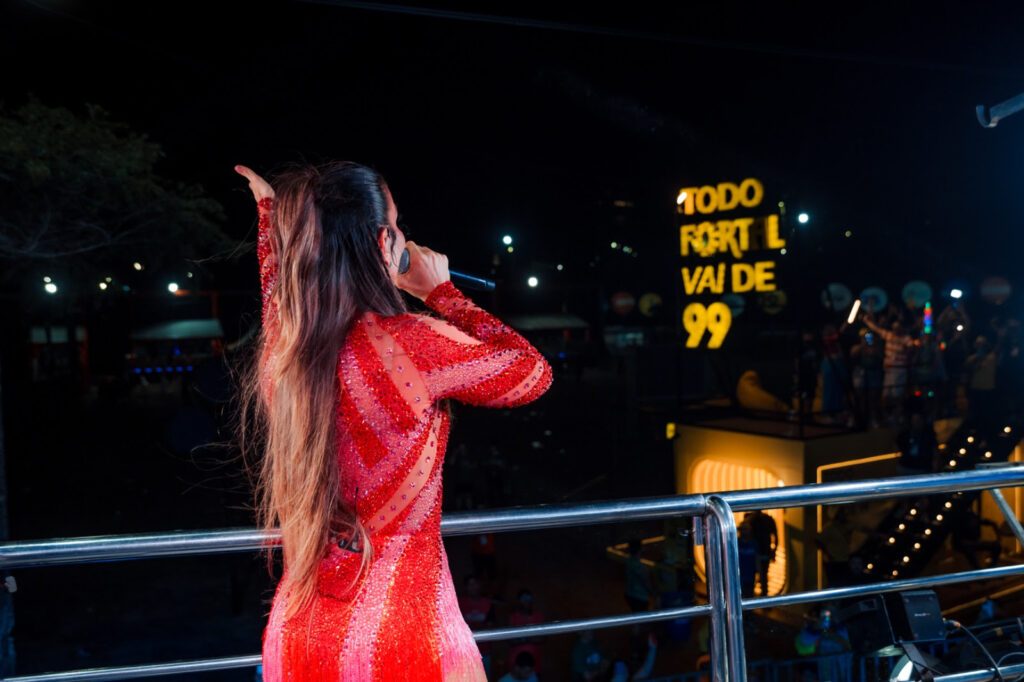 Ivete Sangalo marca presença com 99 no Fortal 