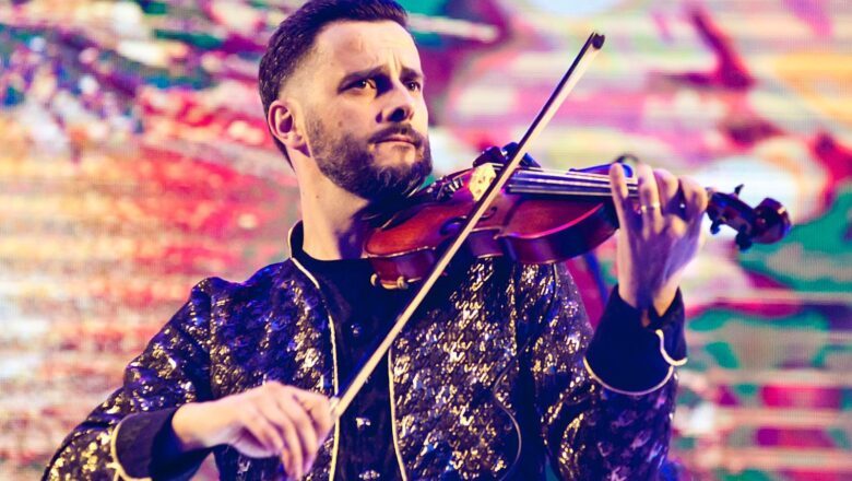 Simão Wolf – Experience Tour: espetáculo inovador, com violino e banda, abre temporada de Natal