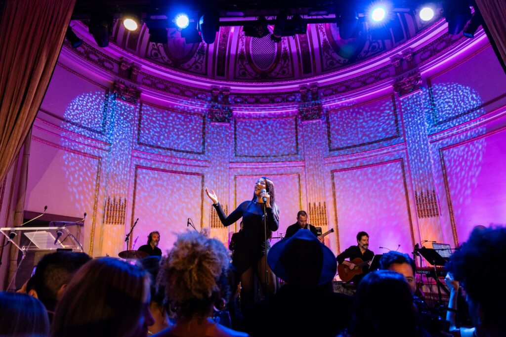 Ludmilla brilha no palco do XXI Gala da BrazilFoundation em Nova YorkA noite ainda contou com homenagem a Gisele Bundchen e Selena Gomez