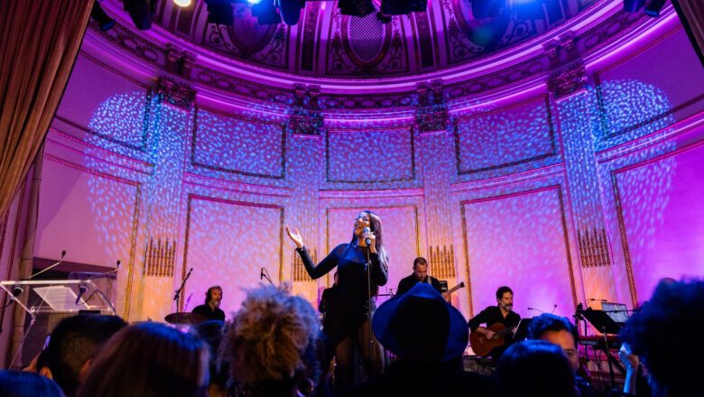 Ludmilla brilha no palco do XXI Gala da BrazilFoundation em Nova YorkA noite ainda contou com homenagem a Gisele Bundchen e Selena Gomez