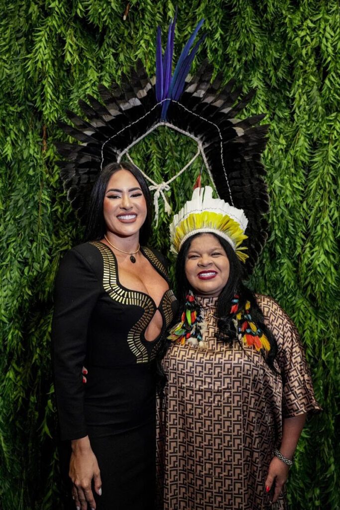 Isabelle Nogueira participa da festa tradicional da Menina Moça a convite da Ministra Sônia Guajajara Cunhã-Poranga do Boi Garantido se junta à celebração indígena na Terra Araribóia, destacando a importância das tradições indígenas Divulgação Isabelle Nogueira, Cunhã-Poranga do Boi Garantido e influenciadora digital, esteve presente na Festa Tradicional da Menina Moça, na Terra Indígena Araribóia, a convite especial da Ministra de Estado dos Povos Indígenas, Sônia Guajajara. O evento, realizado em setembro, é uma das celebrações mais importantes para os povos indígenas da região sul do Maranhão e é um marco de passagem para a vida adulta das meninas Guajajara. A presença de Isabelle, que representa o protagonismo feminino dentro da cultura popular amazônica, reforçou o valor e o respeito pelas tradições indígenas. Além disso, toda a festividade é organizada pelas mulheres da aldeia, que também têm o papel de proteger as meninas durante o ritual. "Foi uma honra receber o convite da Ministra Sônia Guajajara e participar de um evento tão sagrado e significativo para os povos Guajajara. A Festa da Menina Moça não é apenas uma celebração, mas um verdadeiro símbolo de resistência e preservação da cultura ancestral, onde as mulheres são protagonistas de sua história e identidade", destaca Isabelle. A Festa da Menina Moça, que acontece na aldeia Lagoa Quieta, celebra o rito de passagem das meninas indígenas para a fase adulta. Durante oito dias, as jovens permanecem reclusas e, ao final desse período, são apresentadas à comunidade em uma cerimônia repleta de danças, músicas e pinturas corporais tradicionais, como o jenipapo. "Ver de perto como as mulheres indígenas se apoiam, se protegem e celebram juntas foi uma experiência transformadora. Essa união e esse respeito pelas tradições são exemplos de força e protagonismo que devem ser sempre enaltecidos. É algo que carrego comigo e que vou levar para as minhas próprias vivências e lutas", conclui Isabelle. SOBRE ISABELLE Isabelle Nogueira, 31 anos, natural de Manaus, é formada em Letras. Antes de se tornar dançarina e influenciadora digital, Isabelle iniciou sua carreira como professora, lecionando na região amazônica. Sua paixão pela cultura local e seu talento a levaram a ser reconhecida como a cunhã-poranga do Boi Garantido no renomado Festival Folclórico de Parintins, um dos maiores eventos culturais do Brasil. Isabelle conquistou ainda mais visibilidade ao integrar o grupo 'Pipoca' na 24ª temporada do Big Brother Brasil. Sua participação no reality show trouxe à tona sua dedicação às causas sociais e culturais, destacando-se como uma defensora ativa dos direitos dos povos indígenas e da preservação ambiental. A ex-sister foi uma das finalistas mais queridas do programa de maior audiência do país. Após o Big Brother Brasil, Isabelle recebeu o título de Embaixadora do Festival Folclórico de Parintins. Com uma trajetória marcada pelo compromisso com a educação e a cultura, Isabelle utiliza suas plataformas digitais para promover a riqueza cultural da Amazônia e sensibilizar seus seguidores sobre a importância de valorizar e proteger as tradições indígenas. Seu trabalho como influenciadora digital e dançarina tem sido uma ponte vital para conectar a cultura amazônica a um público mais amplo, inspirando muitos a se engajarem na causa indígena.