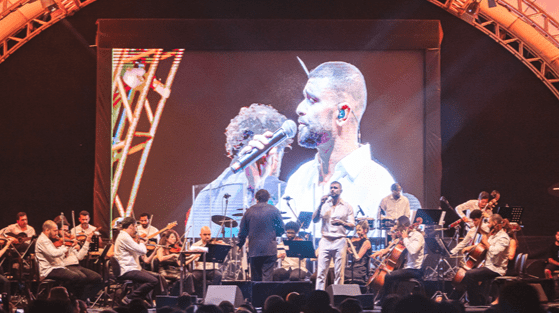 Diogo Nogueira e Orquestra Ouro Preto reúnem milhares de pessoas na Praça Mauá, no Rio