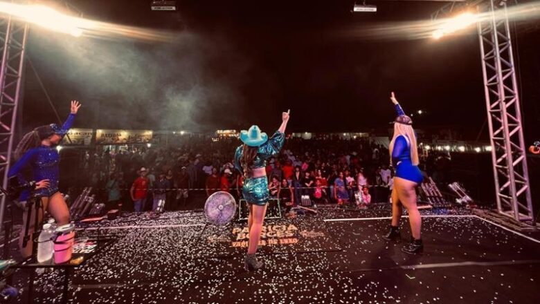 Patrícia Borges Vaqueira Encanta no Palco da 5ª Expo Peixe e Agita o Público com sua Energia Contagiante