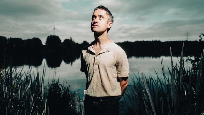 Villagers surpreendem com o lançamento do single “Mountain out of a Molehill”