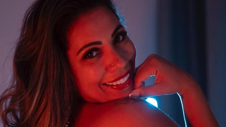 Tia da Live, amiga do influenciador Ruyter, faz sucesso em plataforma +18