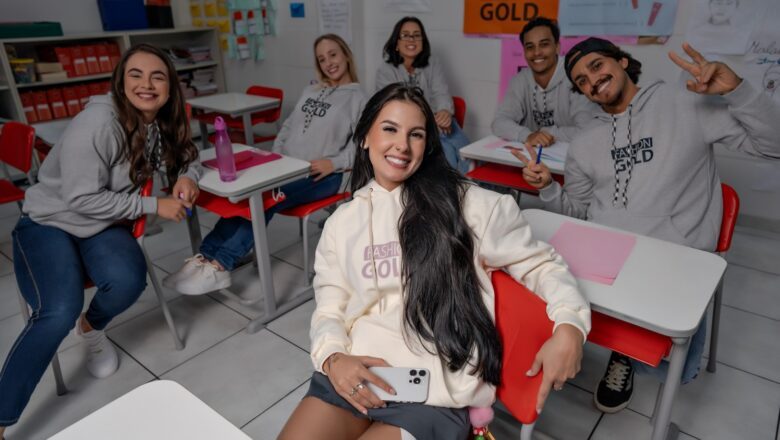 Ana Castela se diverte nas gravações da nova campanha da Fashion Gold