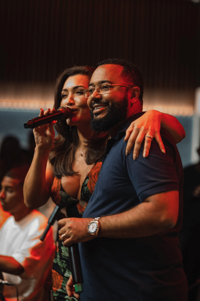 Karinah e Dudu Nobre fazem show especial em homenagem à Mangueira, na tradicional Feijoada da Verde e Rosa 