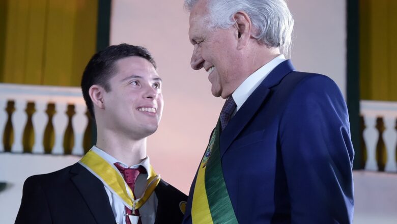 O Governador de Goiás, Ronaldo Caiado, manifestou publicamente seu apoio ao influenciador goiano João Vitor de Paiva na reta final do Prêmio iBest, que reconhece os maiores talentos do mercado digital brasileiro. Em um vídeo, Caiado destacou a trajetória inspiradora de João Vitor, que tem conquistado espaço não apenas como criador de conteúdo, mas também como um exemplo de superação e impacto social.