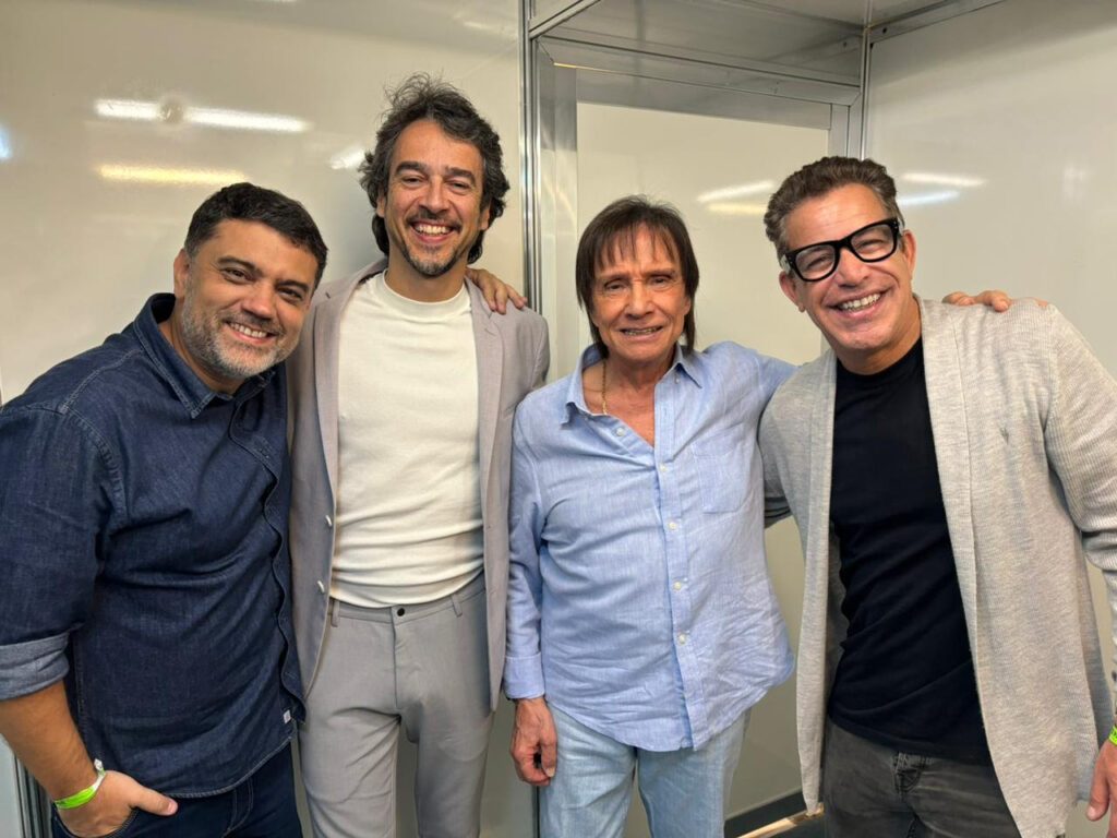 Roberto Carlos assina contrato com a Musickeria