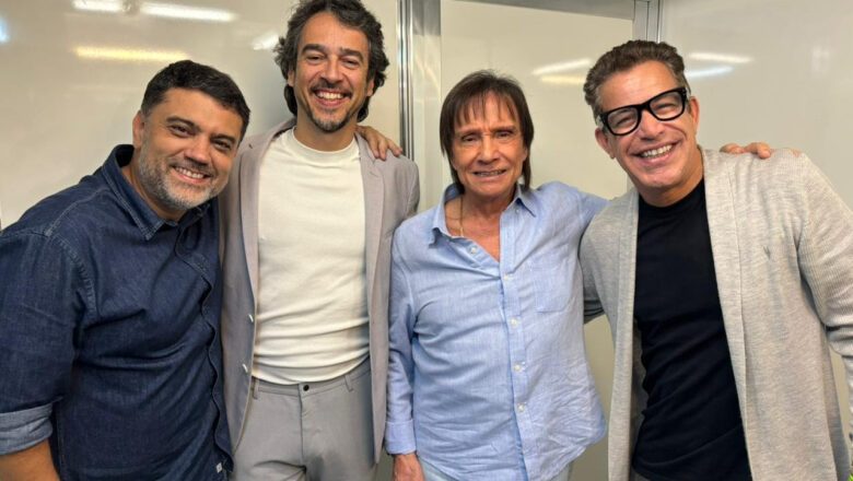 Roberto Carlos assina contrato com a Musickeria