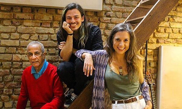 Talento em família: Zé Carlos Medeiros, Marcelo Cervone e Aisling Groves-McKeown fazem show inédito na Casa com a Música, na Lapa