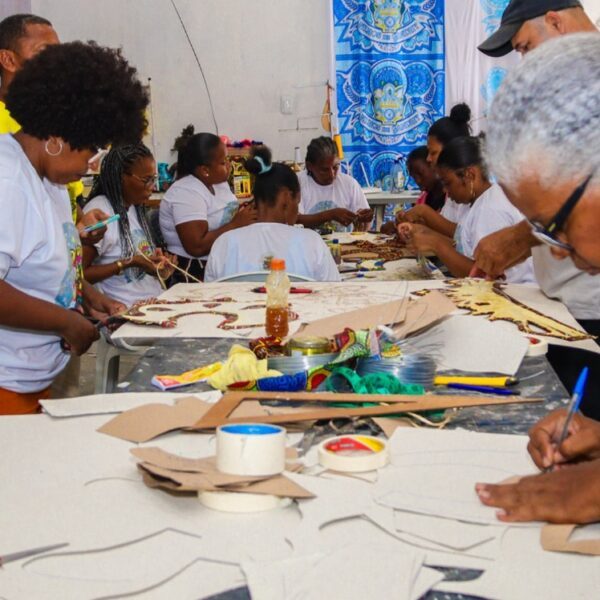 Cidade Carnavalesca certifica 100 alunos com desfile, exposição e apresentação artística