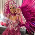 Milene Gonzalez brilha como Barbie carnavalizada no desfile da União Imperial em Santos