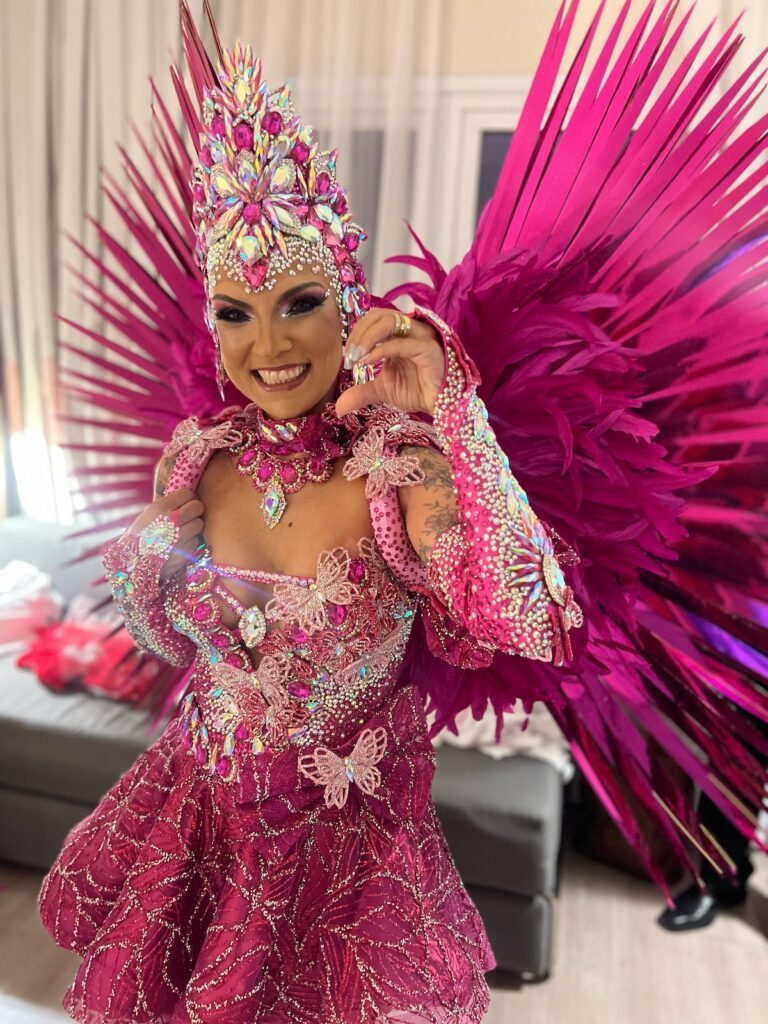 Milene Gonzalez brilha como Barbie carnavalizada no desfile da União Imperial em Santos