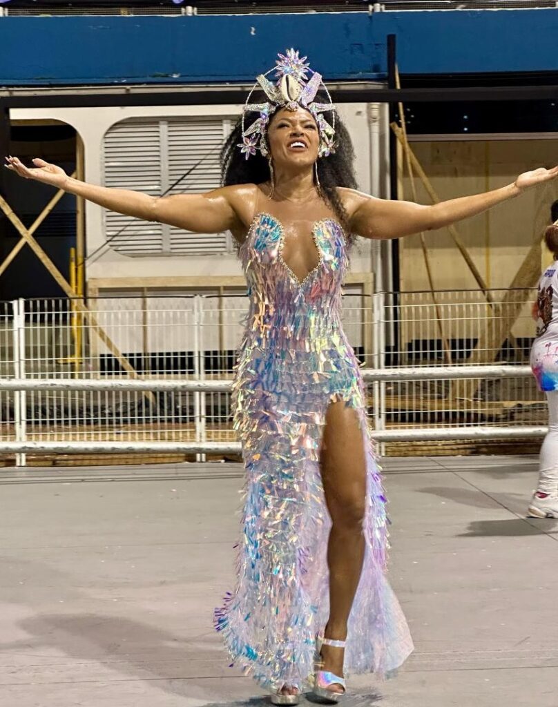 Simone Sampaio brilha no último desfile técnico e recebe homenagem da UESP pelos 30 anos de Carnaval