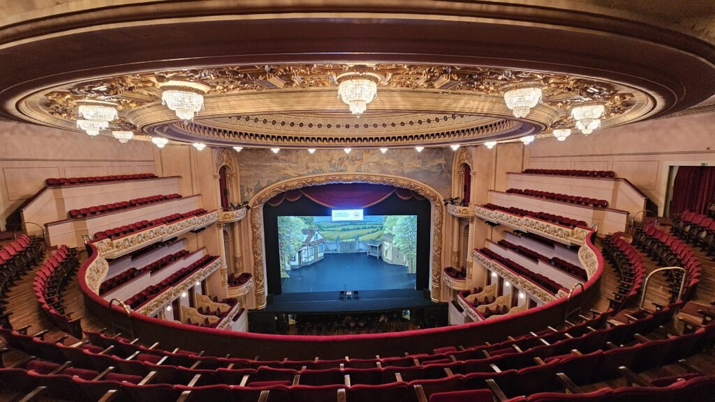 Theatro Municipal do Rio de Janeiro abre audição para bailarinos temporários para a opereta A Viúva Alegre