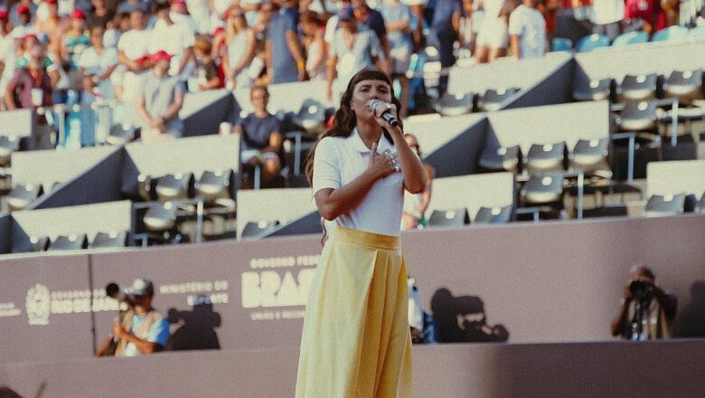 Julia Mestre mergulha em referências dos anos 60, em fotos inspiradas na maior tenista brasileira da história, Maria Esther Bueno