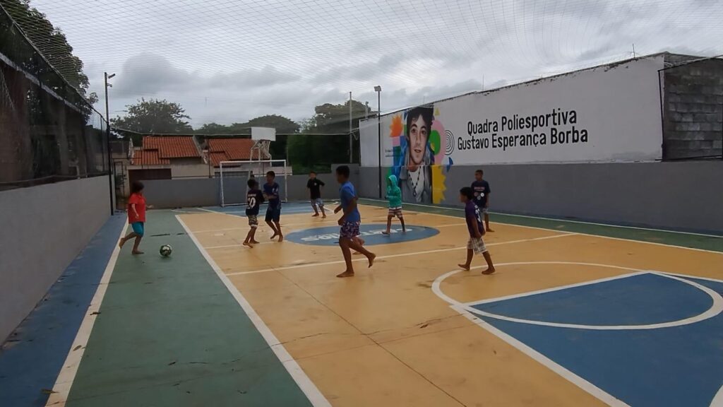 O projeto De Mãos Dadas pela Vida oferece escola de futebol para crianças carentes no Jardim das Oliveiras, em Senador Canedo