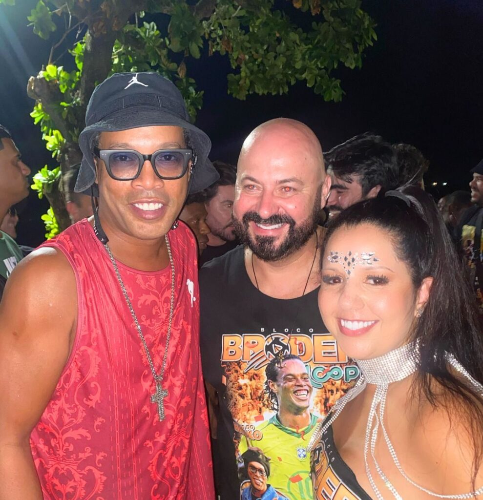 CEO do Jogo dos Famosos, Márcio Granada, passa Carnaval em Salvador ao lado de esposa e de Ronaldinho Gaúcho