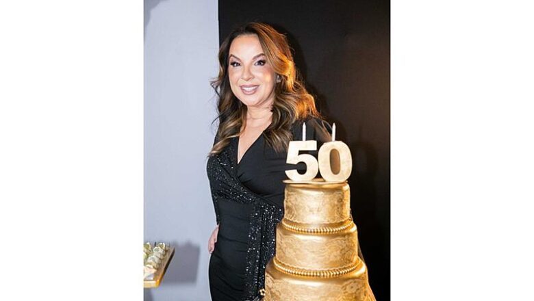Comunicadora de Piracicaba Luciana Paula celebra seus 50 anos com elegância, fé e solidariedade em noite Black & White inesquecível