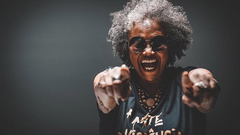 Teatro Nova Iguaçu Petrobras celebra três anos com show gratuito de Sandra Sá