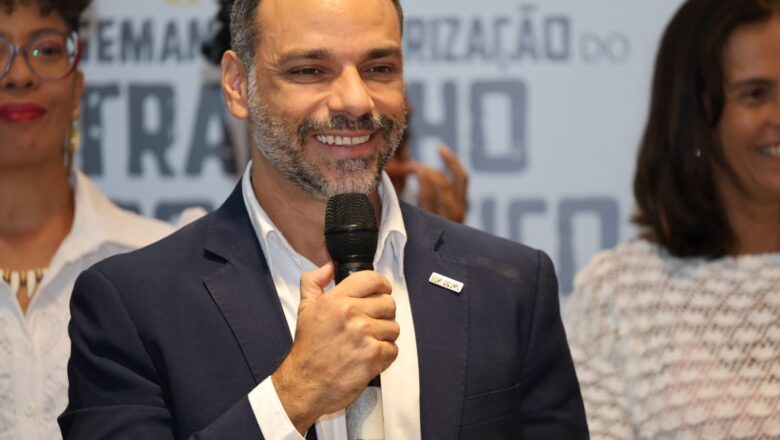 Assinar carteira não impede recebimento do Bolsa Família pela trabalhadora doméstica, afirma representante do MDS