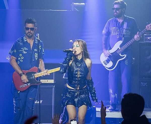 Primeira Turnê 2.0: Isa Buzzi volta à estrada e mistura hits autorais e homenagens a ícones da música