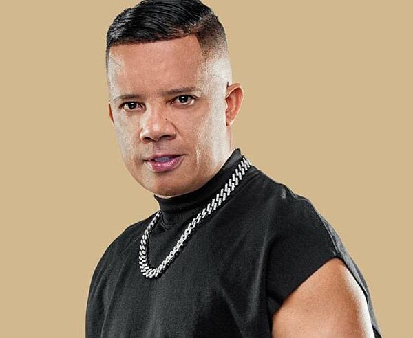 Ricardinho Lima grava novo audiovisual celebrando o pagode com grandes nomes da cena