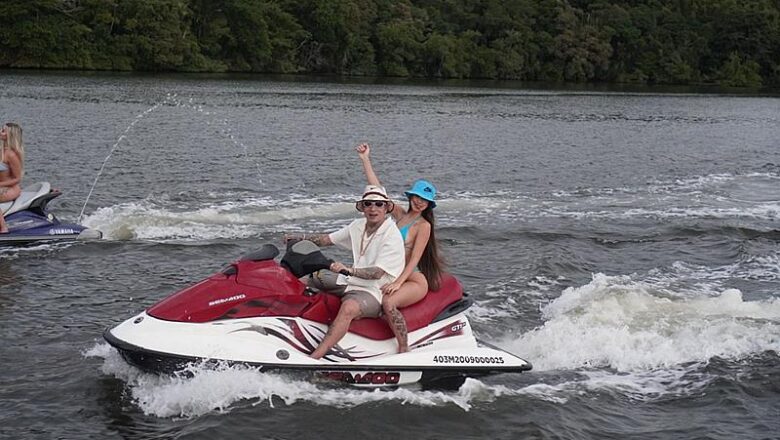 Mc Guimê é criticado por usar jetski antigo em clipe, mas fãs defendem: “Feliz no Simples!