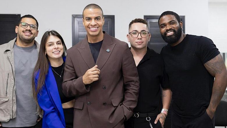 Mateus, estrategista de imagem e referência entre artistas, marca presença em evento da Globo ao lado de Thiago Oliveira