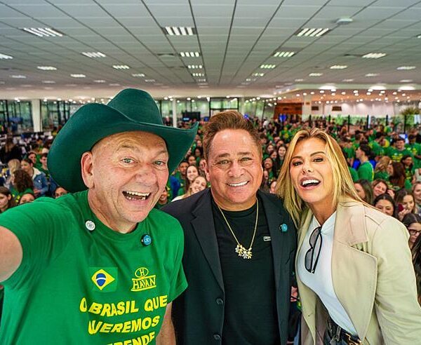 Luciano Hang recebe cantor Leonardo e esposa Poliana em Brusque