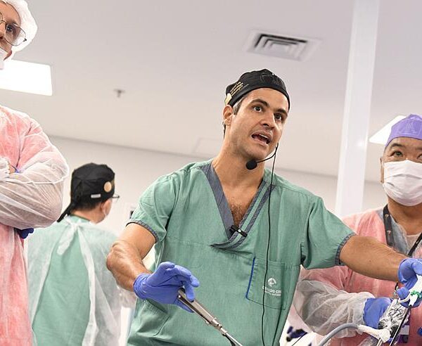 Mentoria online capacita cirurgiões e aprimora a execução de procedimentos complexos