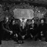 Queens of the Stone Age anuncia o filme Alive in the Catacombs, com estreia marcada para 5 de junho