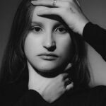 Cantora e compositora Emily Pierucci mergulha em suas dores e esperanças no EP de estreia, “Eu não sei lidar com o mundo”
