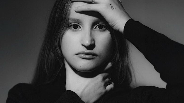 Cantora e compositora Emily Pierucci mergulha em suas dores e esperanças no EP de estreia, “Eu não sei lidar com o mundo”