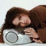 Sucesso no TikTok, Gabriela Muniz transforma desabafo em música no single “Déjà-vu”