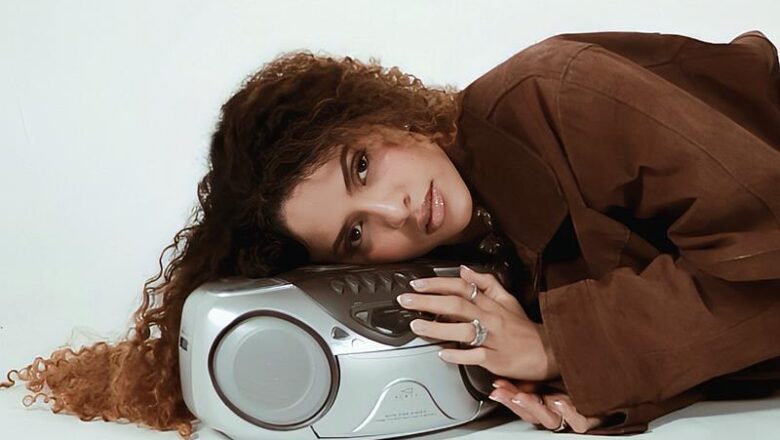 Sucesso no TikTok, Gabriela Muniz transforma desabafo em música no single “Déjà-vu”