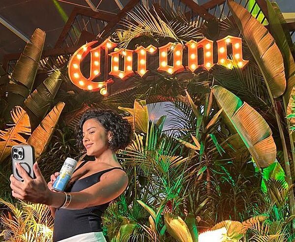 Maria de Fátima marcou presença na área exclusiva de Corona no Todo Mundo no Rio