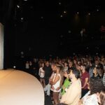 Neste fim de semana, Beth Goulart ganha carinho do filho e da neta na estreia de “Simplesmente Eu, Clarice Lispector” no Teatro Clara Nunes, RJ